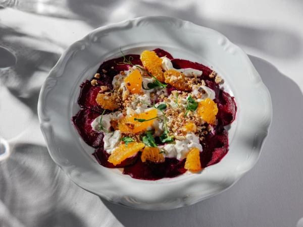 Салат со свеклой, страчателлой, апельсинами и орехами