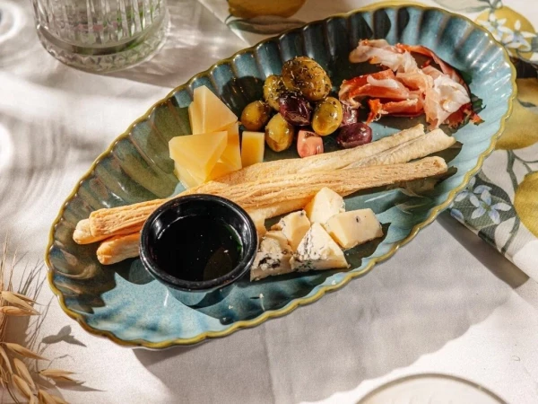 Антипасти с сырами, колбасами и деликатесами