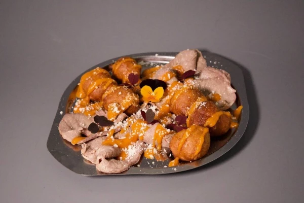 Пончики с соусом ромеско и ростбифом