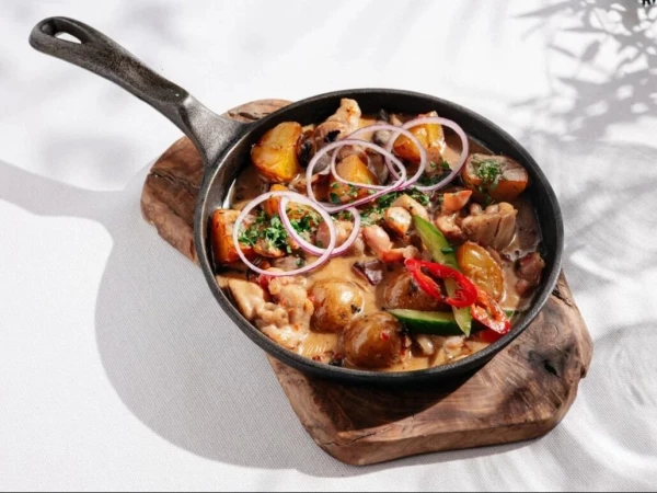 Горячая сковородка с куриным бедром