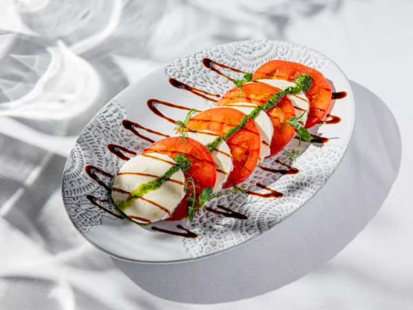 Капрезе с домашней моцареллой