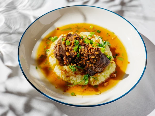 Щечки томленые с картофельным пюре