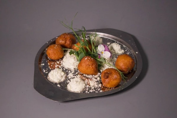 Пончики с сырным соусом из горгонзоллы