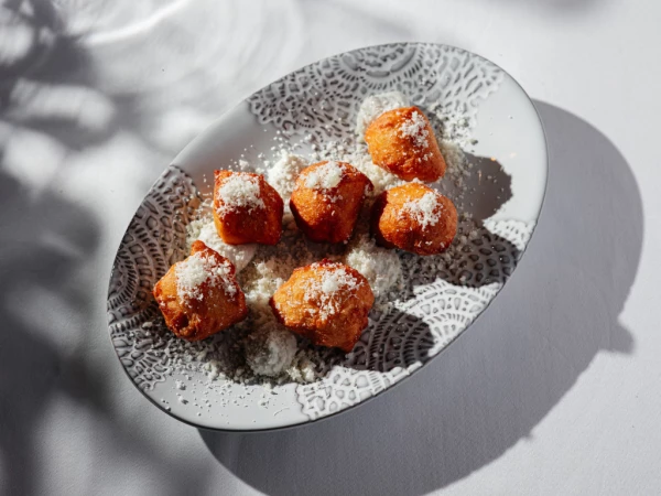 Пончики с сырным соусом из горгонзоллы