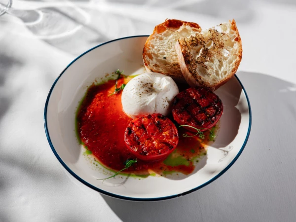 Буррата с печеным томатом