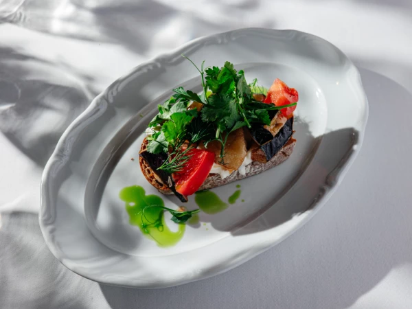 Тартин с жареными баклажанами-терияки и сыром страчателла