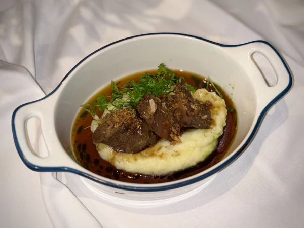 Щечки томленые с картофельным пюре