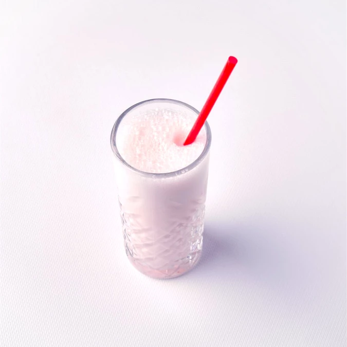 Коктейль с клубничным топингом