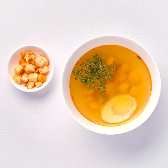 Бульон с яйцом и сухариками