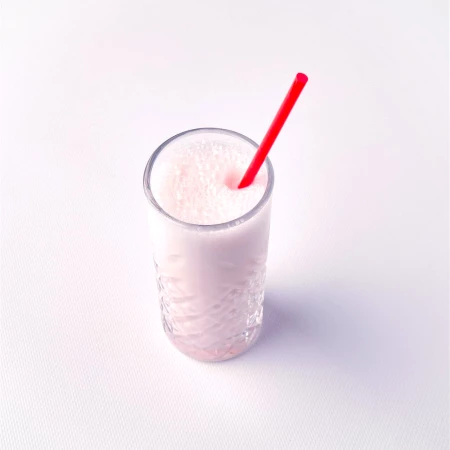 Коктейль с клубничным топингом