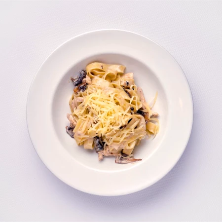 Паста с курицей и грибами