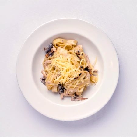 Паста с курицей и грибами