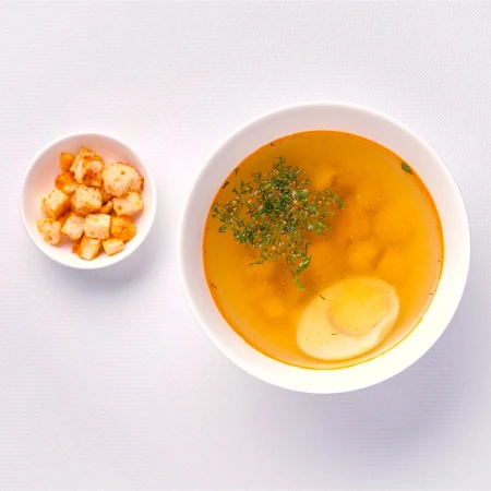 Бульон с яйцом и сухариками