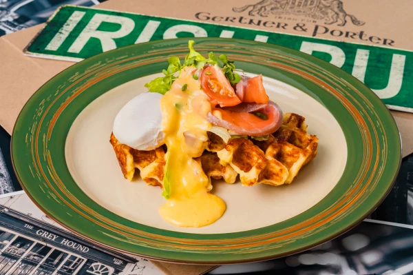 Картофельные вафли с сёмгой и яйцом пашот