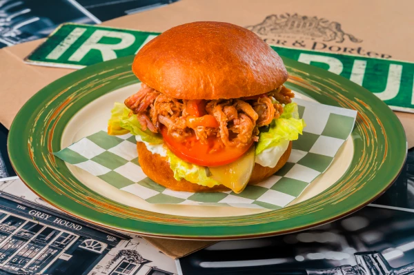 Бургер с рваной свининой