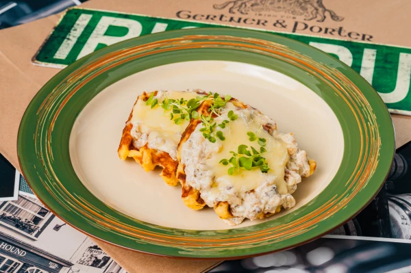 Бельгиская вафля с грибным жульеном и курицей