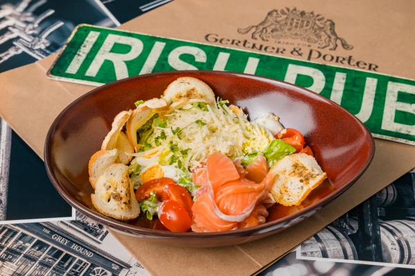 Салат Цезарь с сёмгой