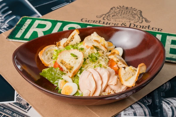 Салат Цезарь с курицей