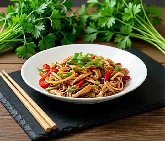 Удон с курицей и овощами