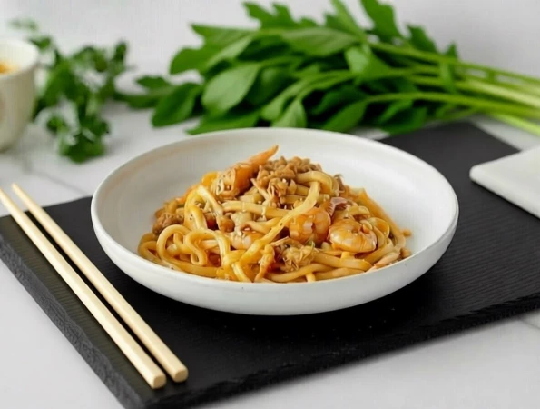 Удон с морепродуктами с соусе Том Ям