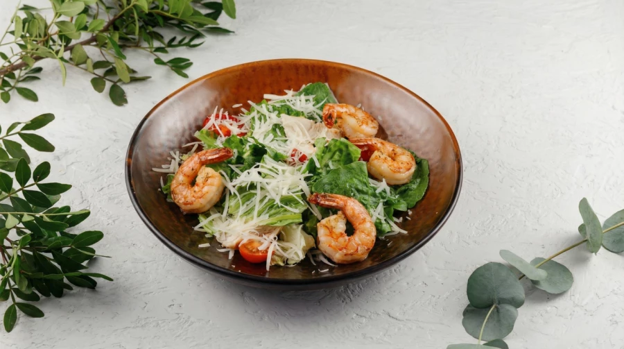 Салат Цезарь с креветками