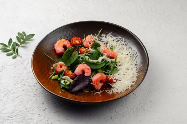 Салат с руколой и  креветкой 