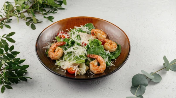 Салат Цезарь с креветками