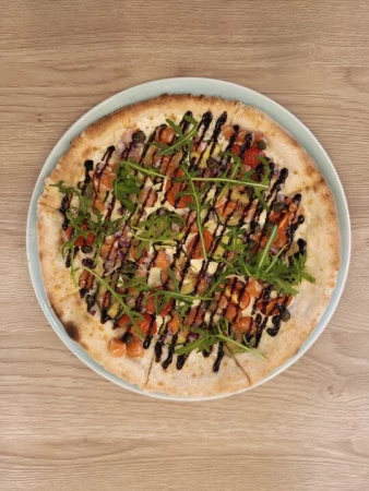 Пицца с тартаром из форели