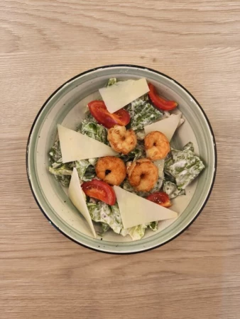 Салат Цезарь с креветками