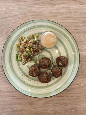 Фалафель с огуречным тар-таром и ореховым соусом