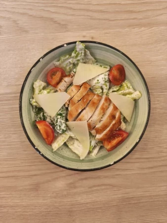 Салат Цезарь с курицей