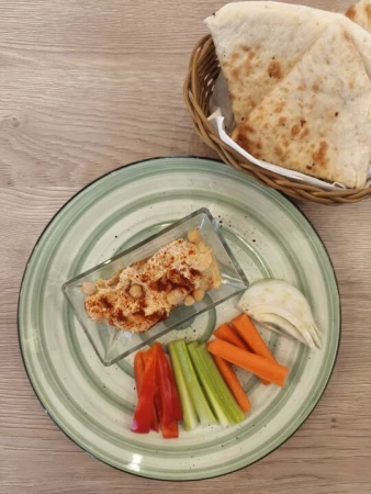 Хумус со свежими овощами и Фокачча