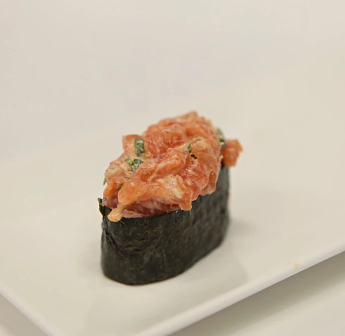 Гункан лосось спайс