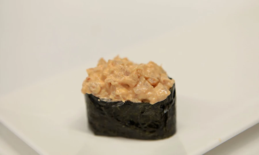 Гункан тунец спайс