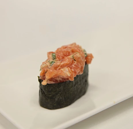 Гункан лосось спайс