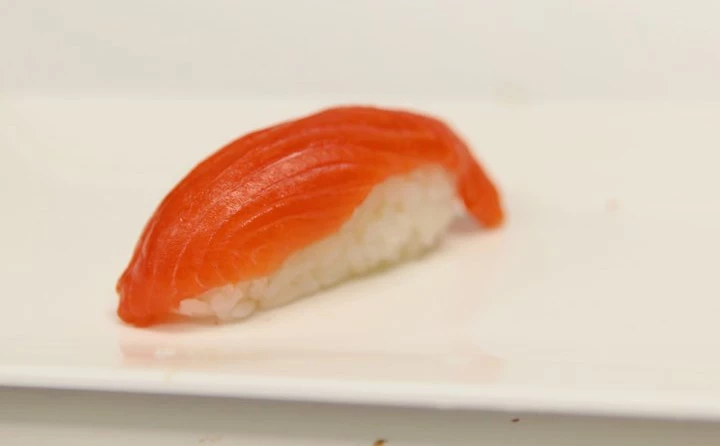 Суши лосось