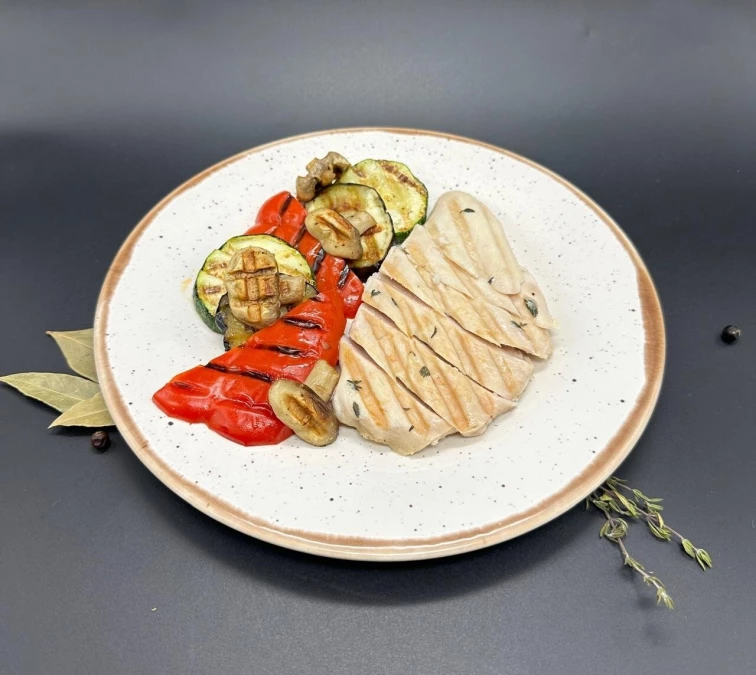 Куриная грудка с овощами гриль