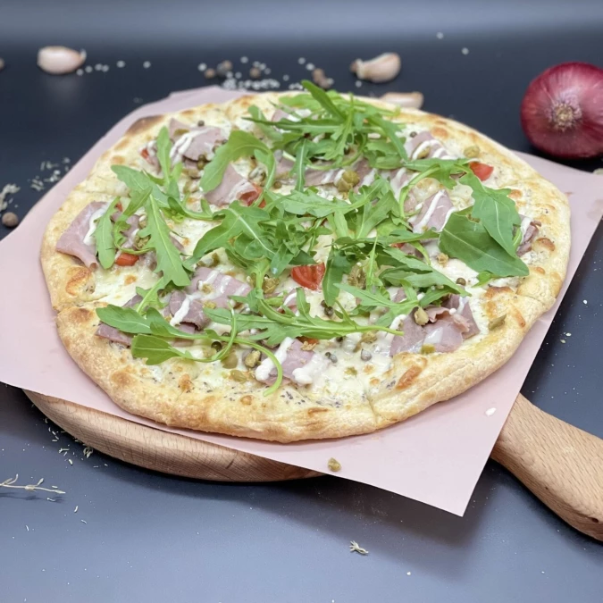 Пицца с ростбифом, рукколой и каперсами