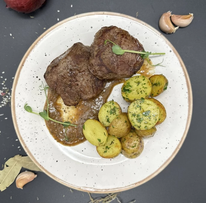 Медальоны из говяжьей вырезки с картофелем бэби