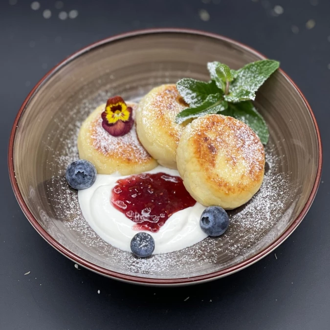 Сырники со сметаной и вареньем