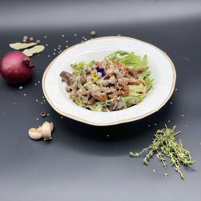 Теплый салат с говяжьей вырезкой и белыми грибыми