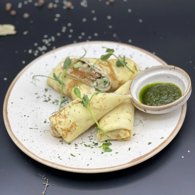 Блины с лососем, творожным сыром и зеленью 2 шт