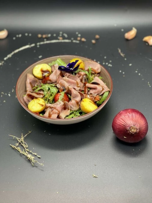 Салат с ростбифом, вялеными томатами и картофелем бэби