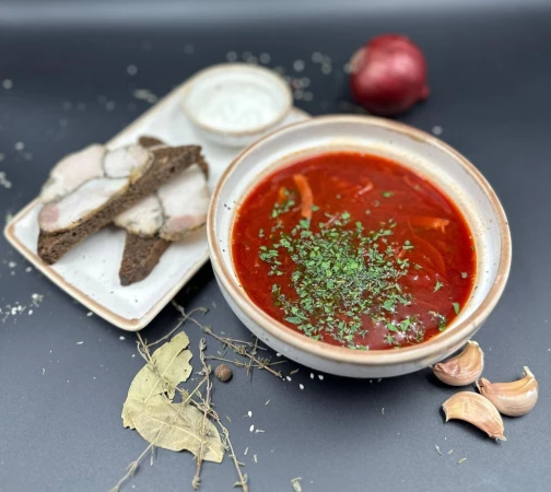 Борщ с говядиной и сметаной