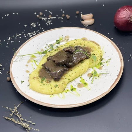 Щечки глазированные в портвейне с картофельным пюре