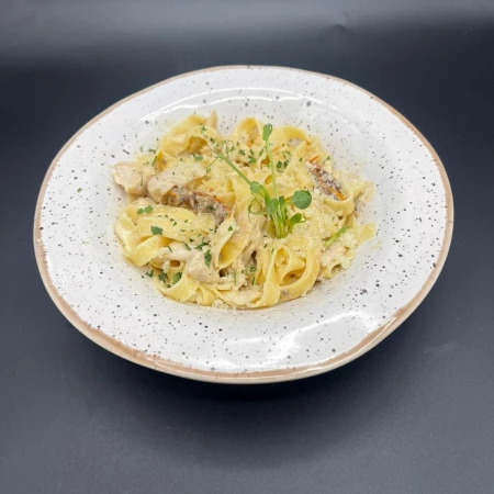Фетучини с курицей и вялеными томатами