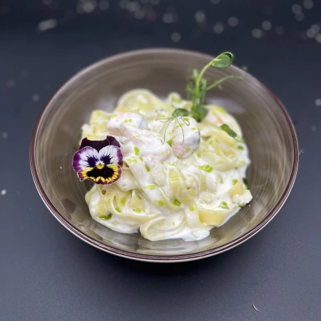 Фетучини с лососем и сыром Дор блю