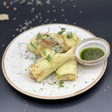 Блины с лососем, творожным сыром и зеленью