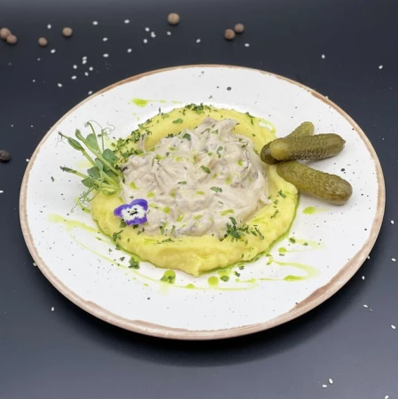 Бефстроганов с картофельным пюре