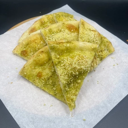 Фокачча с соусом песто и пармезаном